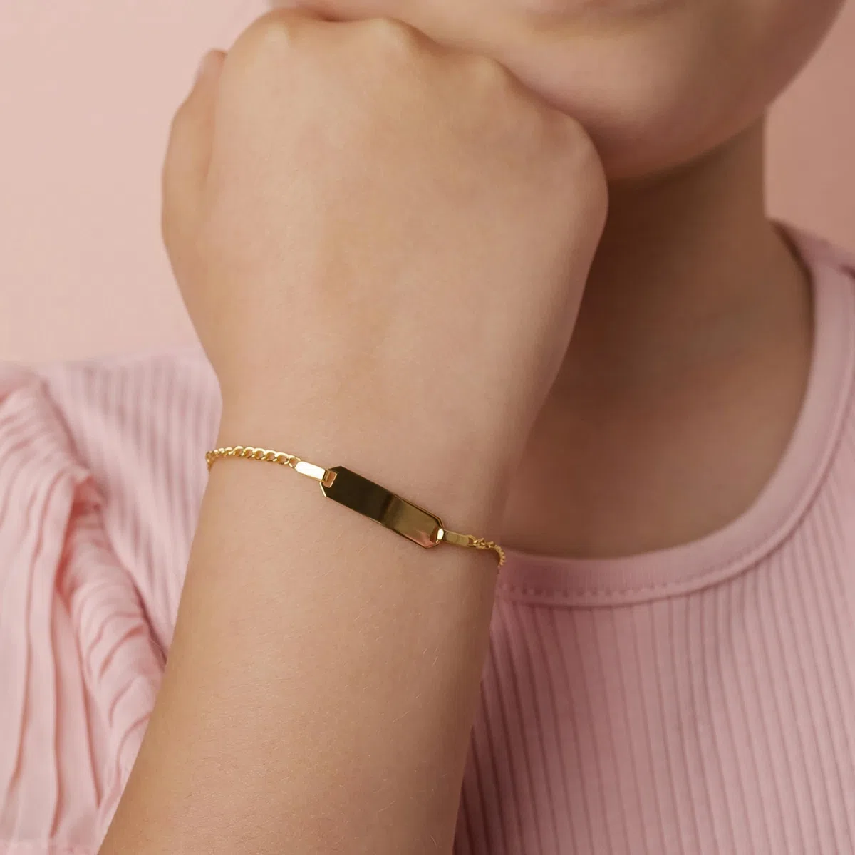 Sakrami Pulsera infantil Holly de oro de 9 kt con placa + Joya con caja personalizada + Idea de regalo para ocasiones especiales de nacimiento, bautizo y comunión + Caja de regalo personalizada