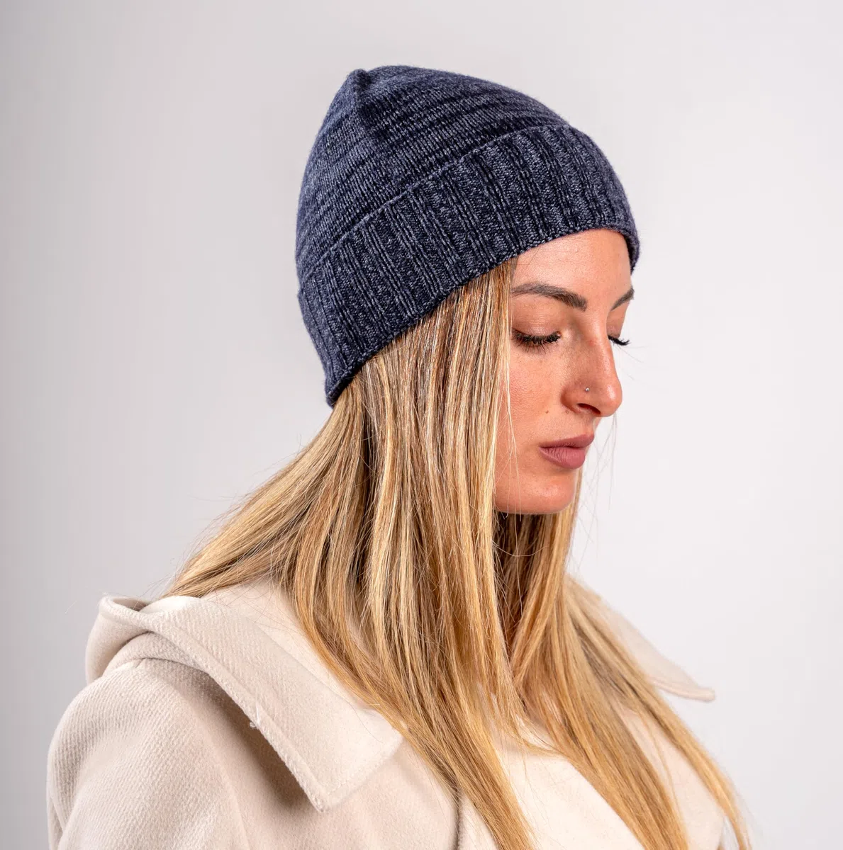 CLASSE77 – Gorro de lana (70%) mezcla de cachemira (30%) con solapas acanaladas – Unisex – 100% Made in Italy – Artesanal, Azul y gris jaspeado, Talla única