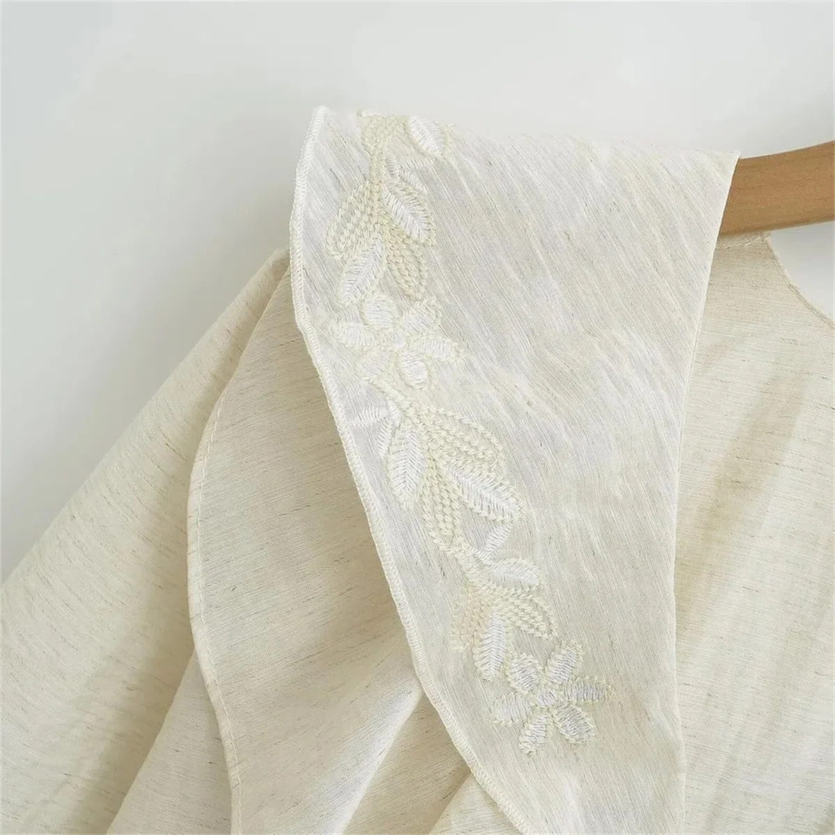 Camisa de manga larga con bordado blanco con volantes para mujer