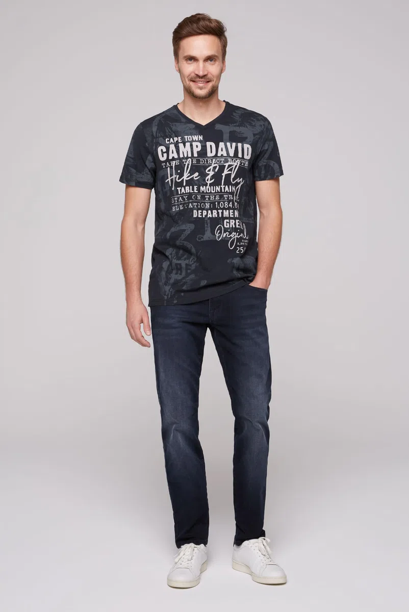 Camp David Camiseta para hombre con cuello en V con todo el estampado