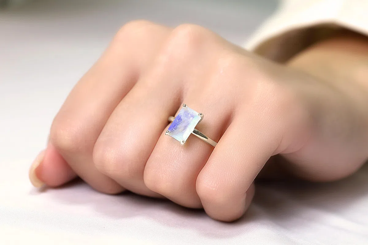 Solo anillo de Piedra de Luna del Arco Iris - Anillos Apilables Dainty para las Mujeres - Personalizable 18k Anillo de Oro Rosa - Joyería de Moda Piedras Preciosas Piedra de Nacimiento - con Caja