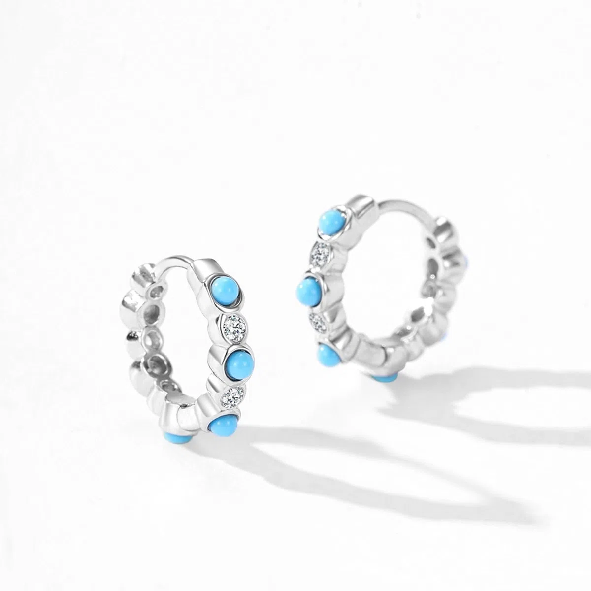 Wycian Pendientes de aro dorados pequeños para mujer con azul turquesa y moissanita, elegantes pendientes de oro para mujer