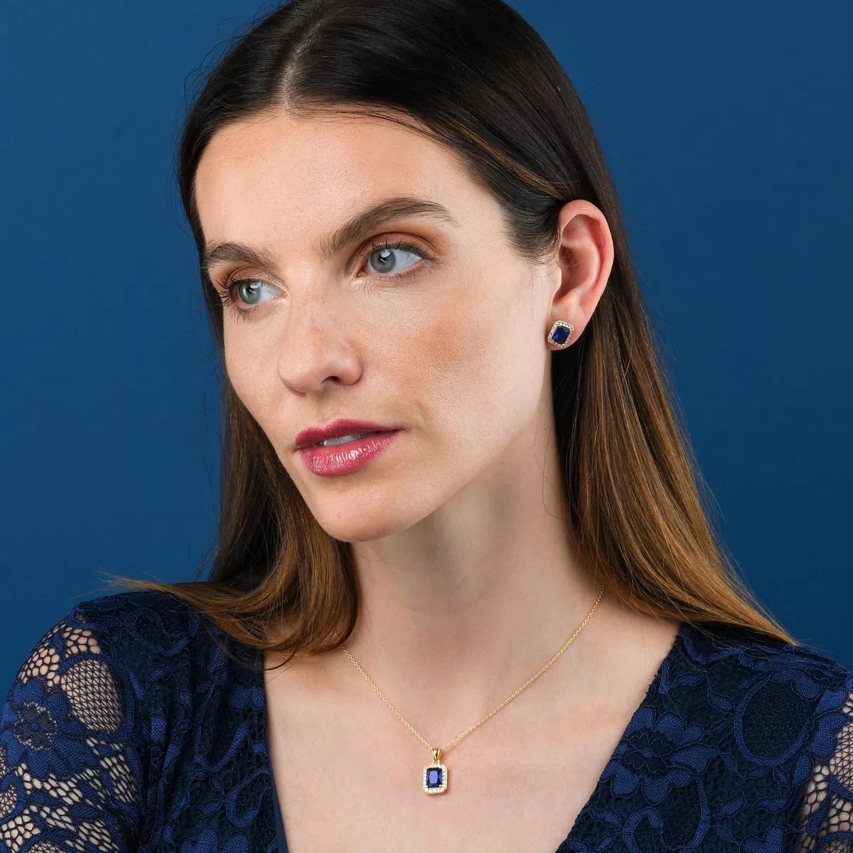 Diamond Treats Collar con Colgante de Talla Esmeralda para Mujer, Collar Plata de Ley 925 con una Piedra de Color y Pequeñas Piedras de Circonitas, Collar Mujer en Plata 925 Para Mujer