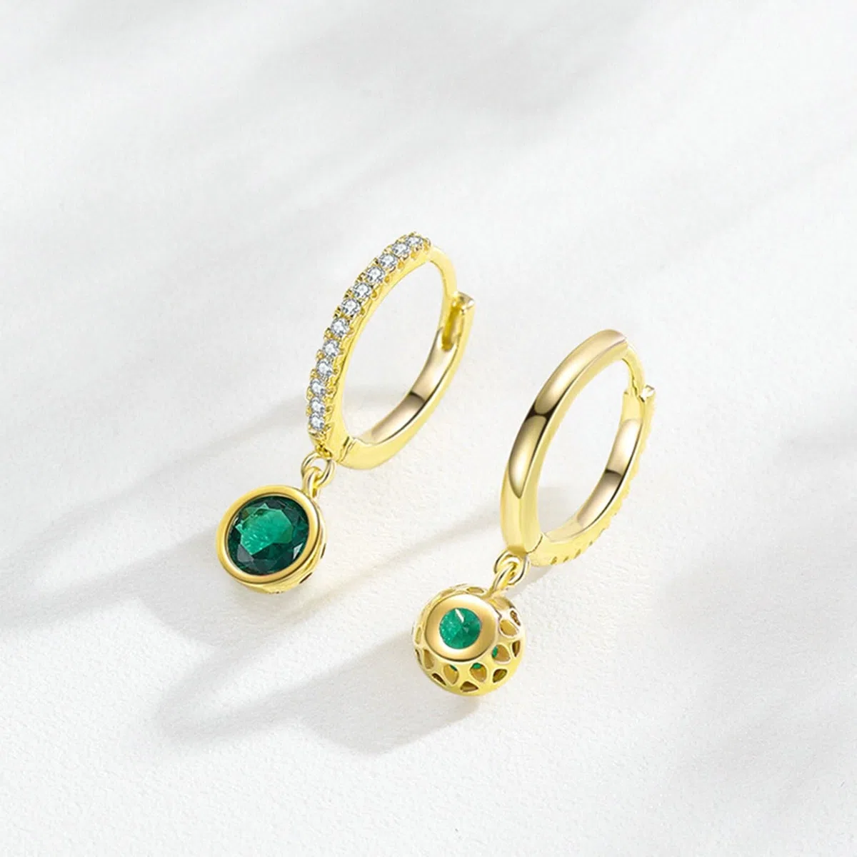 Wycian Pendientes de aro para mujer, oro de 9 quilates, 14 quilates, 18 quilates, topacio azul y bisel de moissanita, aretes de tuerca para mujer
